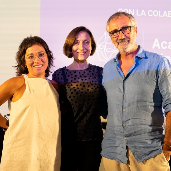 23.Claudia Pinto i Javier Fesser amb Carme El  as  premi Gaud   d Honor 2021  durant l homenatge a l Academia de Cine.